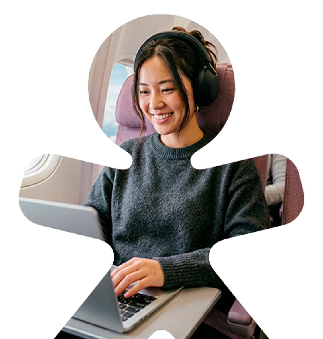 Profissional utilizando notebook durante viagem com fones de ouvido representando soluções de colaboração e comunicação da Vivo Vita